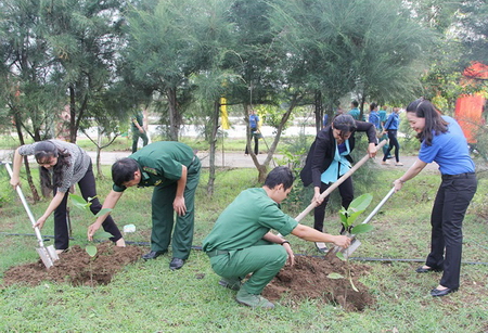 Lãnh đạo Tỉnh Đoàn và các đơn vị tham gia trồng cây xanh bảo vệ môi trường. Ảnh: BT